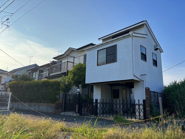 建物右側はアトリエ（平成15年11月築）