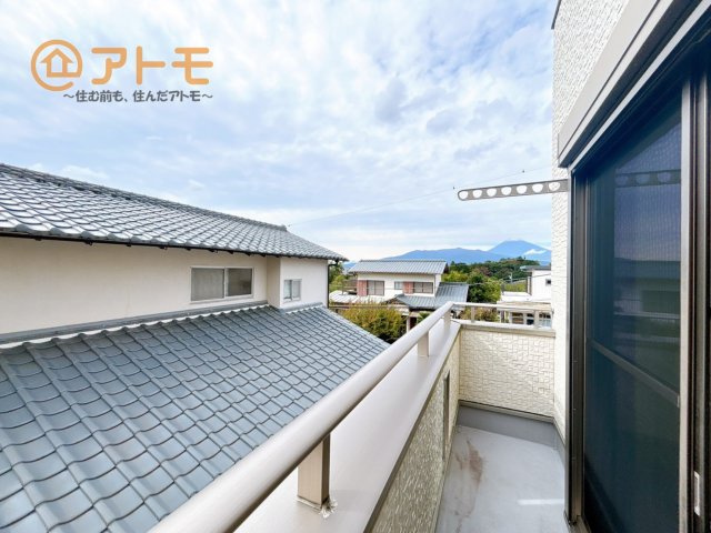 やっぱり助かる広々バルコニー♪お布団や洗濯物を干せるのはもちろん、広々としたバルコニーで少しでも家事を楽ちんに！
