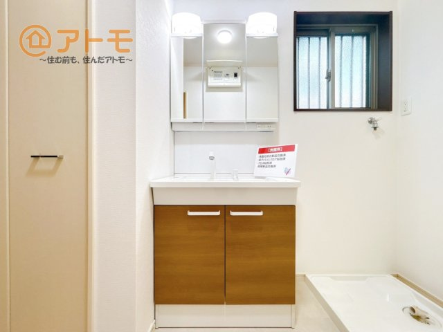 収納豊富な3面鏡の洗面化粧台は使い勝手良好♪