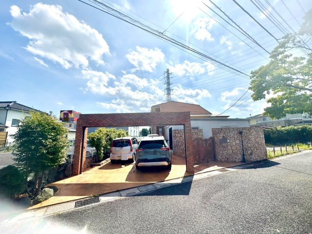 入口にもシャッター付の門柱があります！　南側隣地は駐車場、前面道路も広く開放的な立地です！