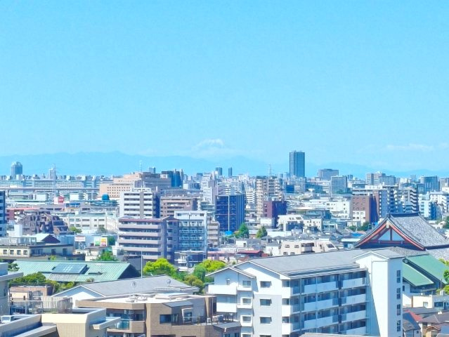 【眺望】　お洗濯物を干すとき、ふと目をやると遠くに富士山。そんな小さな幸せがあるお部屋です。