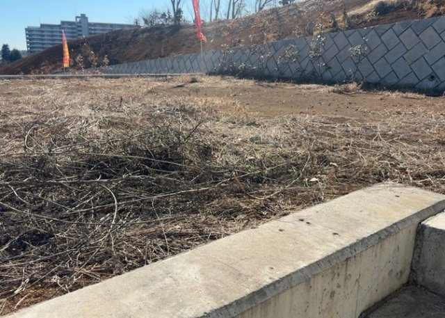 土地の面積＝住宅面積ではありません。建ぺい率の問題などで、土地のある場所によって住宅を建てられる面積は限られています。高さもしかり、「土地」という言葉の中には、建築条件も含まれると考えておきましょう。