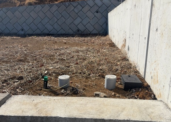 家を建てる場合、方位は要チェックです。現実的に日当たりのよい家ならばリビングは南側、建築基準法でも北側に当たる家への配慮は求められています。土地を見学に行く際は、方位磁針を持って行くようにしましょう。