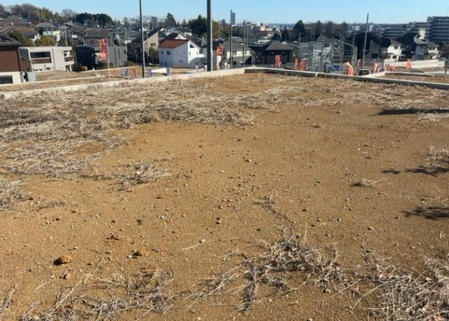 土地の前の道路に消火栓が設置されていることがあります。この場合、道路交通法第45条第1項により、駐車禁止の場所が指定されています。そのため、車庫などの駐車スペースをつくることができない場合があります。