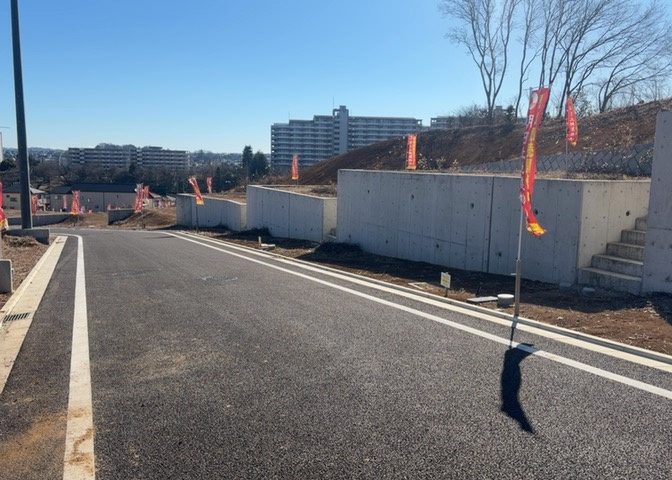 現地に行くなら、物件の周囲の地形がどうなっているかを見ることも大切です。周辺より低くなっている土地では、大雨などで水が集まりやすいため、地盤が弱くなっているということも考えられるため、注意が必要です。