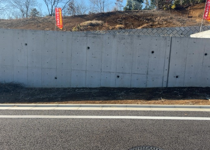 土地購入を検討されている場合、境界杭がない状態で購入してしまうと境界確定測量をする必要があり、費用がかかります。購入の前に、売主、隣土地所有者立ち合いのもと境界を確定し境界杭を設置するのがベストです。