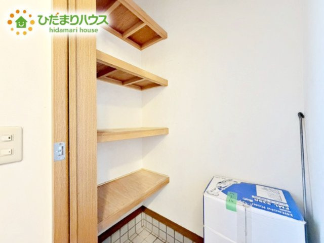 シューズクロークは、レインコートやベビーカー、ゴルフバッグなど大きな荷物を置けるので、いつでも玄関を綺麗に保てます(*^-^*)