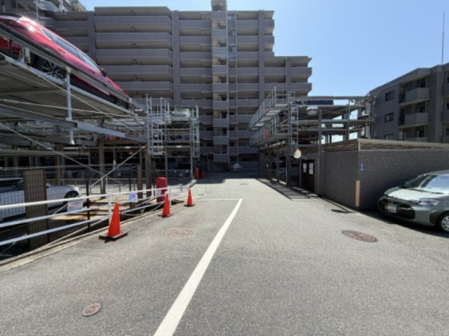 敷地内に機械式駐車場を備えたマンションです。敷地内に駐車スペースがあるため、お車をお持ちの方にも安心です。共用部の通路も広く、車の出し入れもしやすい設計となっています。敷地内のため防犯面でも安心です。