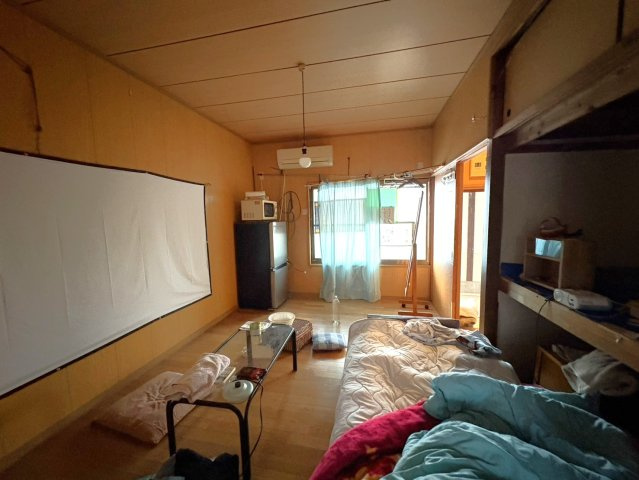 広々とした洋室は、ゆったりと家具配置を楽しめる空間です。エアコン設置済みで快適に過ごしやすく、収納スペースも備わっています。大きな窓から採光を確保でき、明るく開放感のある住空間となっています。