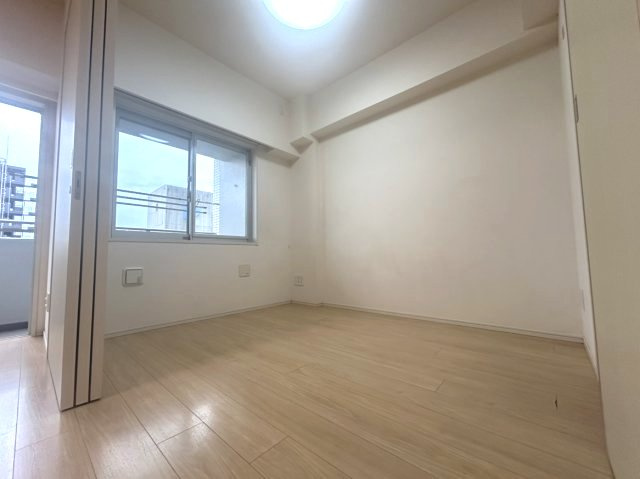 小窓から自然光が差し込む洋室。寝室としてはもちろん、リモートワーク用の書斎にもぴったりです。