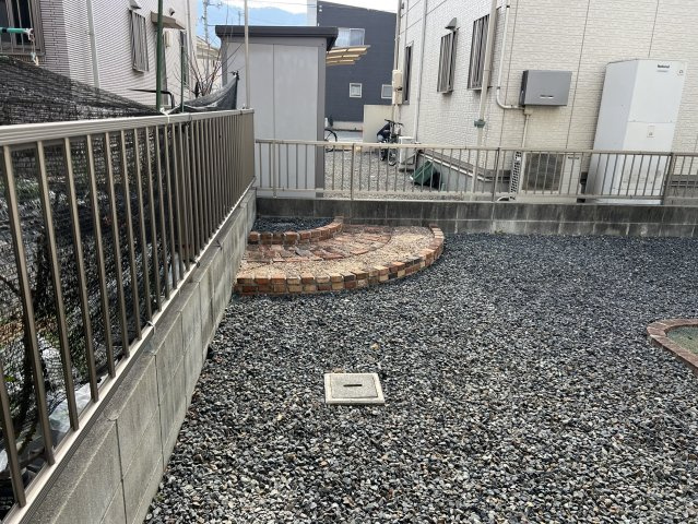雑草対策が施された、手入れのしやすいお庭スペース。レンガで縁取られた一角は、ガーデニングやちょっとした遊び場としても活用可能。視線も気になりにくく、落ち着いて使える屋外空間です。
