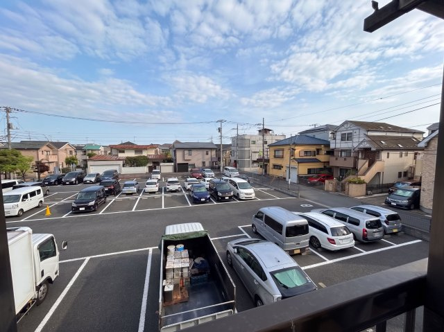 隣が駐車場なので圧迫感がなく、陽当りも確保