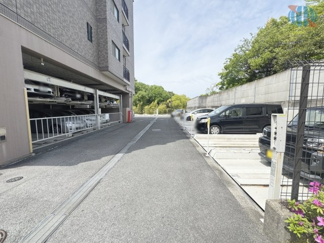 【駐車場】敷地内機械式駐車場付きで、お車をお持ちの方にも便利な住まいです。