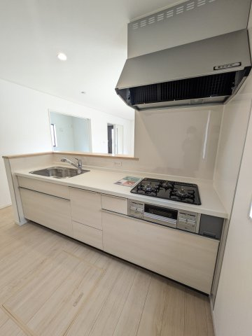 ■キッチンの写真です■□■　システムキッチンは見た目スッキリなのに収納力たっぷりです♪さらに床下収納もありますので、物が多くなりがちなキッチンもスッキリとしていられそうです。