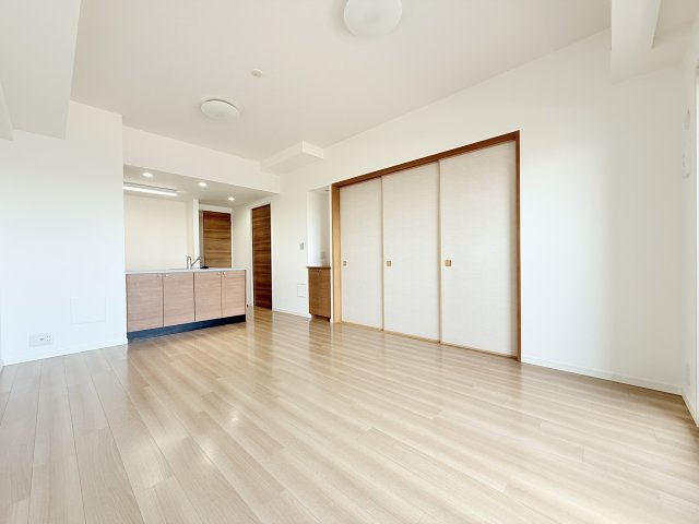 日差しが差し込み明るく広々したリビングでゆったりと過ごせますね。