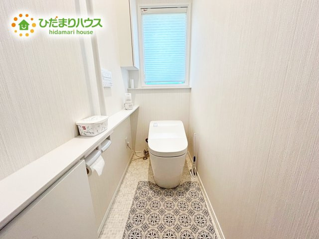 小窓が付いているので、トイレも明るい空間になっております♪
