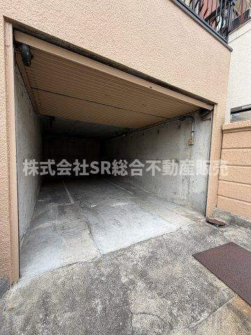 お車をお持ちの方に必要な駐車場はシャッター付き車庫（車種による）です！雨風から大事なお車を守れます。