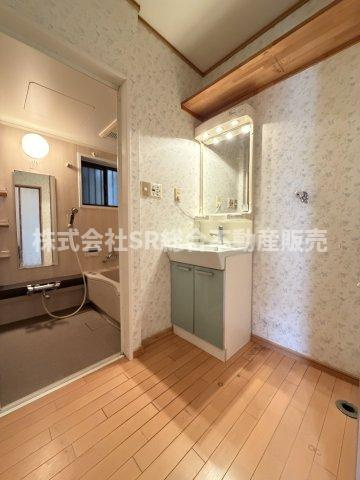 室内洗濯機置場もあり清潔感のある脱衣場です