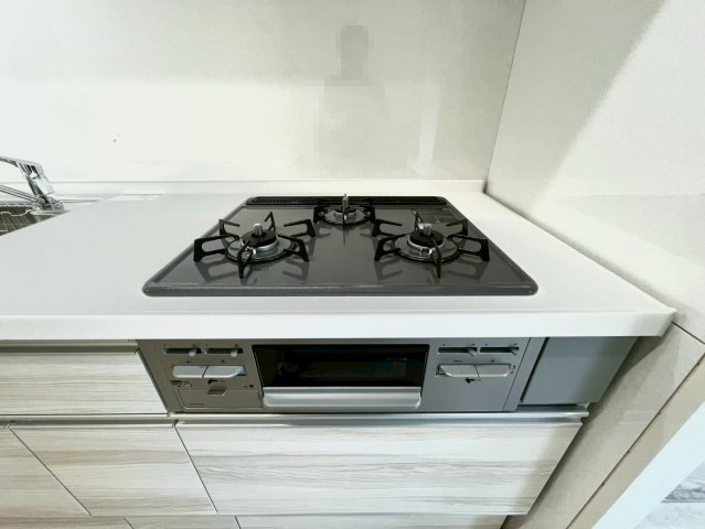 主菜も副菜も、同時に調理できるから毎日がもっとスムーズに。3口コンロが、時間にも気持ちにもゆとりをくれます