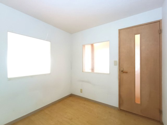 【納戸】　お部屋の形が整っているので、難しく考えずに家具の配置が可能です。