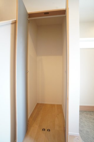玄関収納は掃除用具や、買ってきたストック用品の収納に便利です。※類似物件の参考画像です。