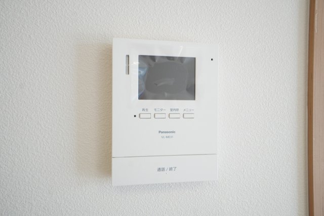 録画機能付きインターホンなので、不在時の来客も確認することができます。※類似物件の参考画像です。