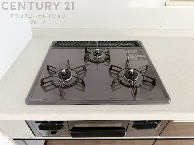 多数の調理器具を同時に使用でき、料理の効率化が可能。省エネで節約になり、様々な料理スタイルに適応できます。また、火力調整が独立しており、手入れや掃除もしやすく、今よりもっとお料理が楽しくなるかも。