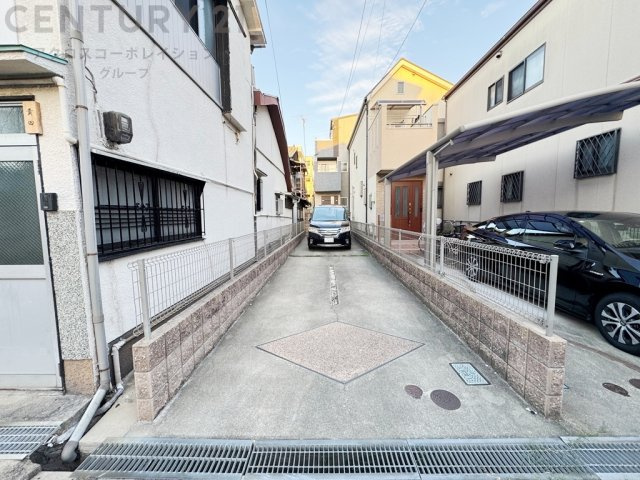 専用通路敷地があり駐車2台可能です。