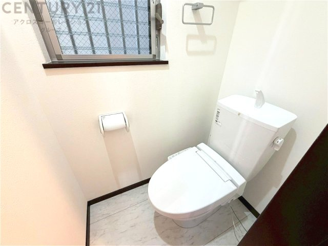 温水洗浄便座付トイレは温水洗浄機能により、暖かい水でおしりを洗浄することができ、冷たい水を使う従来の便座に比べ、温水洗浄機能で暖かいトイレを提供し、快適な使用を可能にします。