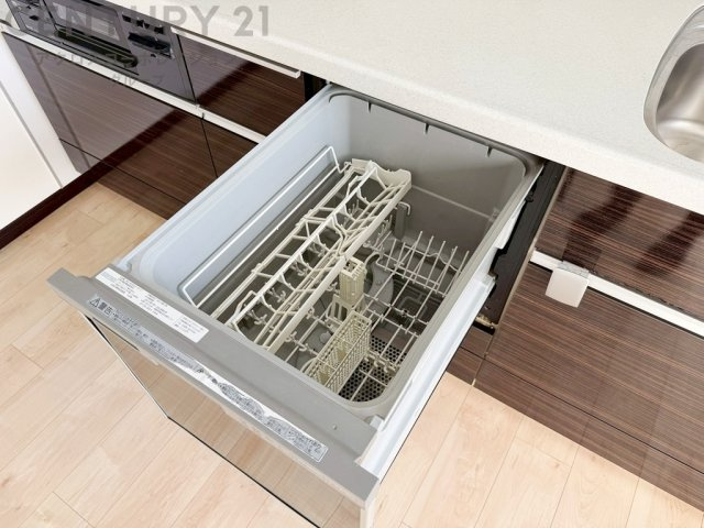手洗いに比べて時間や労力を節約できることです。また、高温のお湯で洗浄されるため、雑菌や細菌を殺菌する効果もあります。さらに、乾燥機能があるため、手で拭く手間も省け衛生的に保管できます。