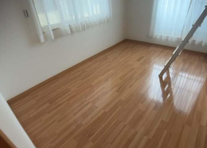 洋室のメリットは重い家具が置きやすく、身の回りが整理しやすいことです。　床がフローリングのため畳とは異なり凹みにくいです。　クローゼットなど収納が豊富で、普段使わない旅行カバンや服の整頓も簡単にです。