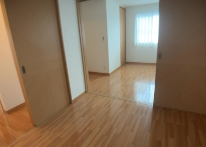寝室でゆっくりと過ごすためにはベッド周りの適度な空間を担保することや窓の位置、照明の明るさ、寝室の広さなどを考える必要があります。自身や家族の構成とライフスタイルに併せて寝室にする部屋を選びましょう！