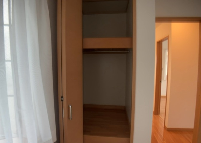 デザイン性を重視しすぎて収納が少なかった！なんてことにならないため、事前に現地で収納の数を確認しておくことをお勧めします。クローゼット以外にも床下収納や屋根裏収納、パントリーなどもチェックしましょう。