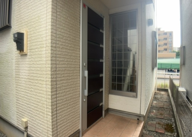 庭があることでガーデニングや家庭菜園はもちろん、こどもの遊び場やペットを放して遊ぶことができます。また、家の周囲に余裕があるということです。隣地との間があれば、十分な日当たりと、風通しが確保できます。