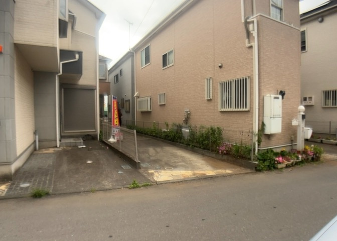 住宅用の土地では前面道路に2m以上接していなければならないと法律で定められています。しかし、お持ちの車のサイズやライフスタイルなどにより、2mでは利便が悪い場合もございますので、事前に確認しましょう。