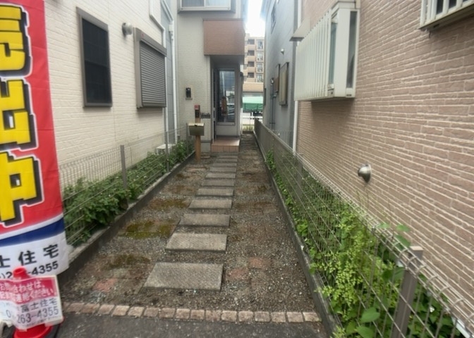 お持ちの車種によっては前面道路が広い方が便利でしょう。しかし、前面道路が広ければその分交通量が多くなるため、騒音などが気になる場合があります。実際に現地を見学し、周辺交通量や騒音などを確認しましょう！