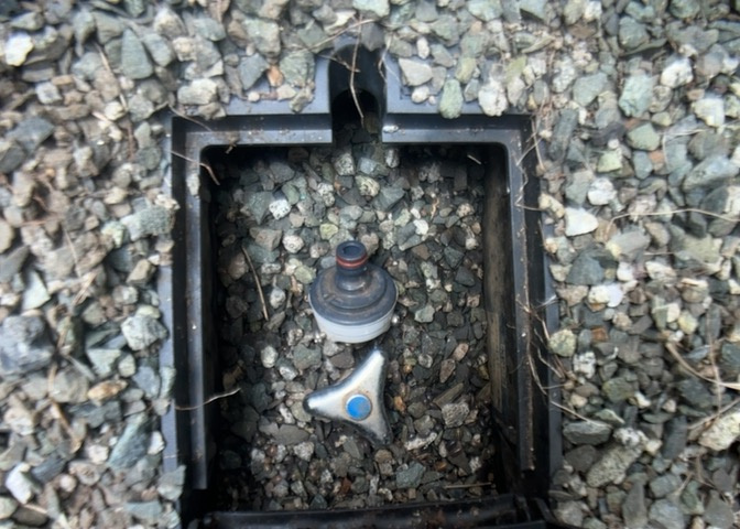 敷地内に散水栓や立水栓があると便利です。水道水を直接利用できるため、水を運ぶ手間を省くことが出来ます。大量の水を必要とする洗車作業や清掃などに役立ちます。その他設備とあわせて、現地でご確認ください。