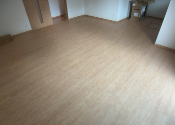 ダイニングとキッチンの間を扉や壁などで仕切らず、一体化させた間取りです。キッチンカウンターがついている物件ならば、食事をキッチンカウンターで取ることで、ダイニングスペースをリビングとして使用できます。