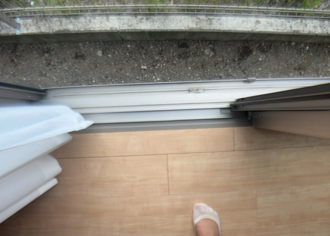 サッシは、ガラス窓に使用される金属製の窓枠です。一般的に住宅建築では、金属製建具工事の段階でガラス類・玄関などと同時に設置されます。種類や構造により断熱性能や遮音性能が異なるので現地でご確認ください。