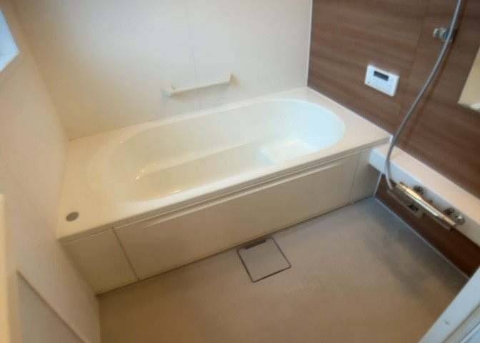 入浴時の快適さも大事なことですが、綺麗な状態を維持できなければ気持ちよく入浴できません。毎日の掃除が楽という点は大事なポイントになります！カビが生えにくく掃除がしやすい、壁や浴槽を選ぶといいでしょう。