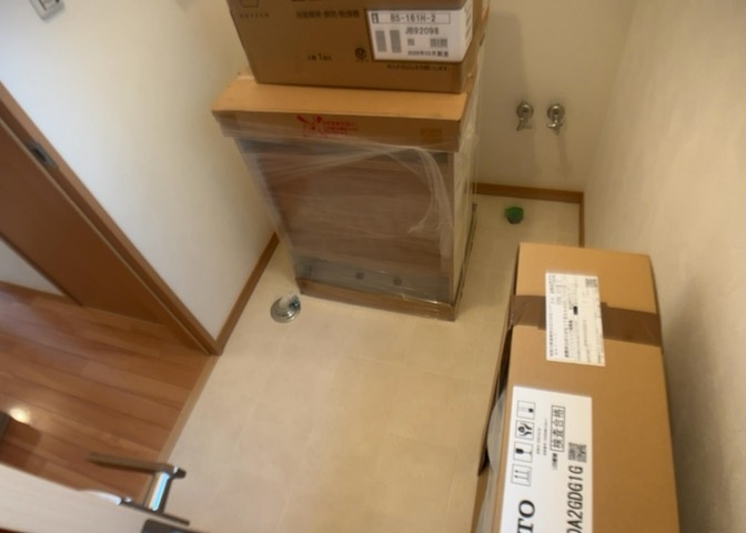 多くの戸建て住宅で見かける洗面脱衣所は、洗面台と洗濯機が2畳ほどのスペースに並べられていて、洗面所が脱衣所を兼ね備えている間取りが一般的です。お客様が利用することもある、パブリックな空間でもあります。