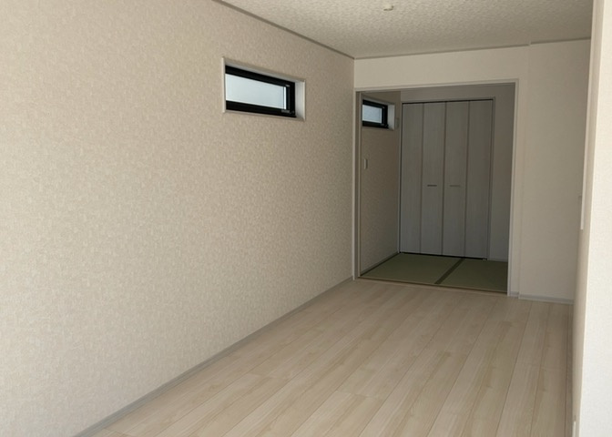 直線タイプはLとDKを一直線に並べた形で対面キッチンのタイプです。一般的なのでよく見かけるかもしれません。直線タイプに似た直接アイランドタイプは、キッチンとダイニングの間に壁がない分広く感じられます。