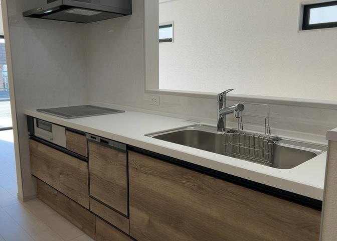 標準的なシステムキッチンの横幅は、165cm～300cm程度です。2100・2400・2550・2700などミリ単位で表記されます。普段どのように料理をするのかを想定しながら合ったサイズを選びましょう