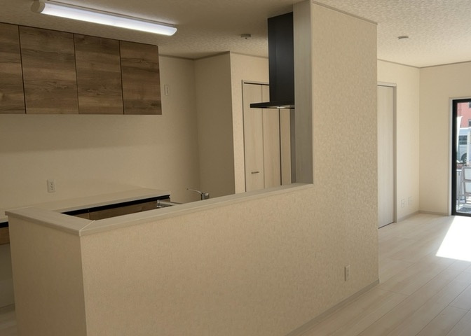 DKの物件でも広く見せたい方は、ダイニングスペースを広く使えるように工夫しましょう。低めのダイニングソファを置くと、家具の圧迫感が減り、広く見せることができ、ダイニングをリビングのように使用できます！