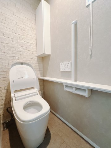 ■トイレ｜2ヶ所ございます。白を基調とした清潔感溢れるトイレになっています。トイレには窓がついていますので常に換気をすることができ清潔を保てます。