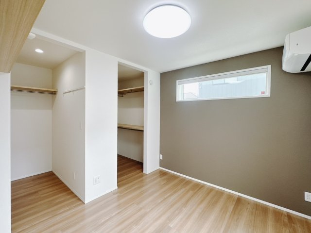 ■洋室｜お洒落なアクセントカラーが入っているので、シックな雰囲気になっております。落ち着いた雰囲気で夜はよく眠れそうですね