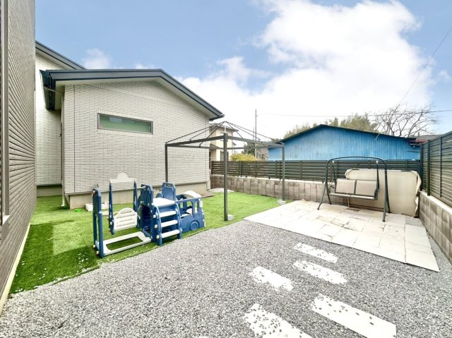 ■庭｜道路から離れたお庭なので小さいお子様が遊んでいても車の心配いらずで安心です♪