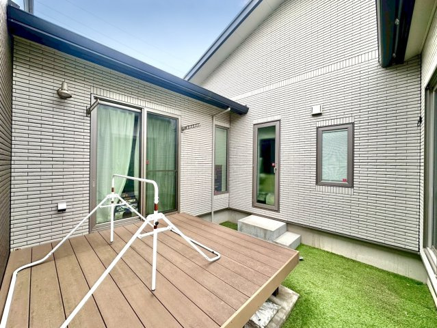 ■中庭｜外から見えにくくプライベート空間が守られる中庭。プールを置いてお子様と夏の思い出作りや、テントサウナを置いて安らぎ空間を作っても良いですね♪