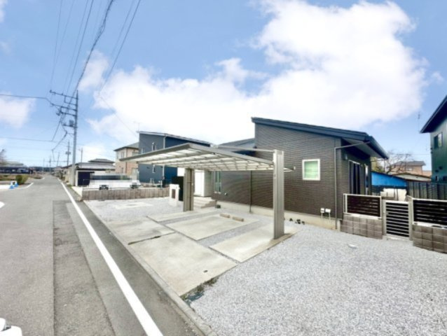 ■外観｜道路幅にゆとりがあることで駐車もしやすく、来客時や複数台利用の際にもストレスを感じにくいのが魅力の一つです♪
