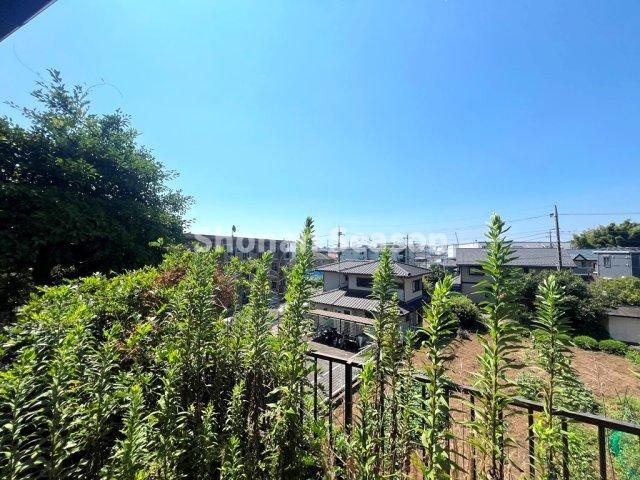 バルコニーからは穏やかな環境が広がり、景観にも開放感がございます♪